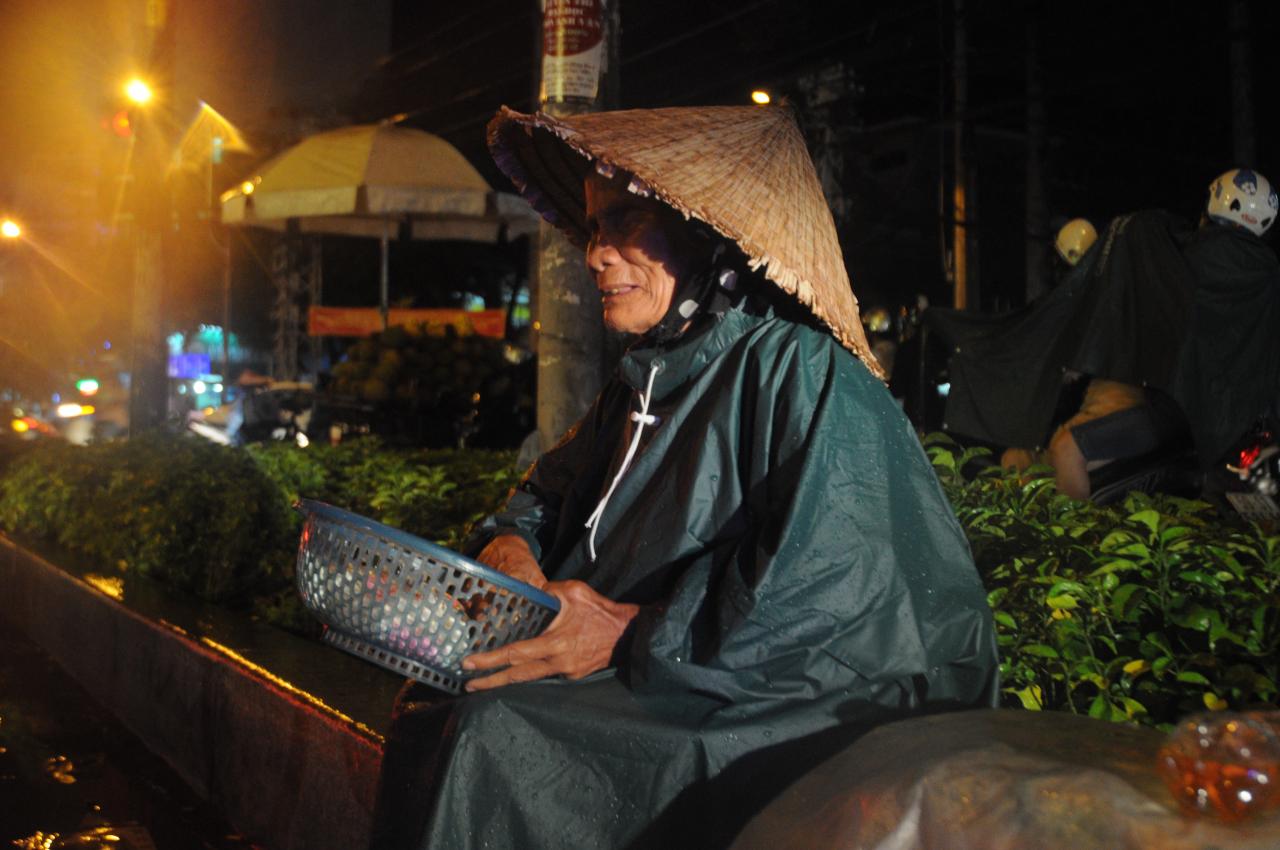 Những phận người nghèo trong đêm mưa Sài Gòn | Báo Dân trí