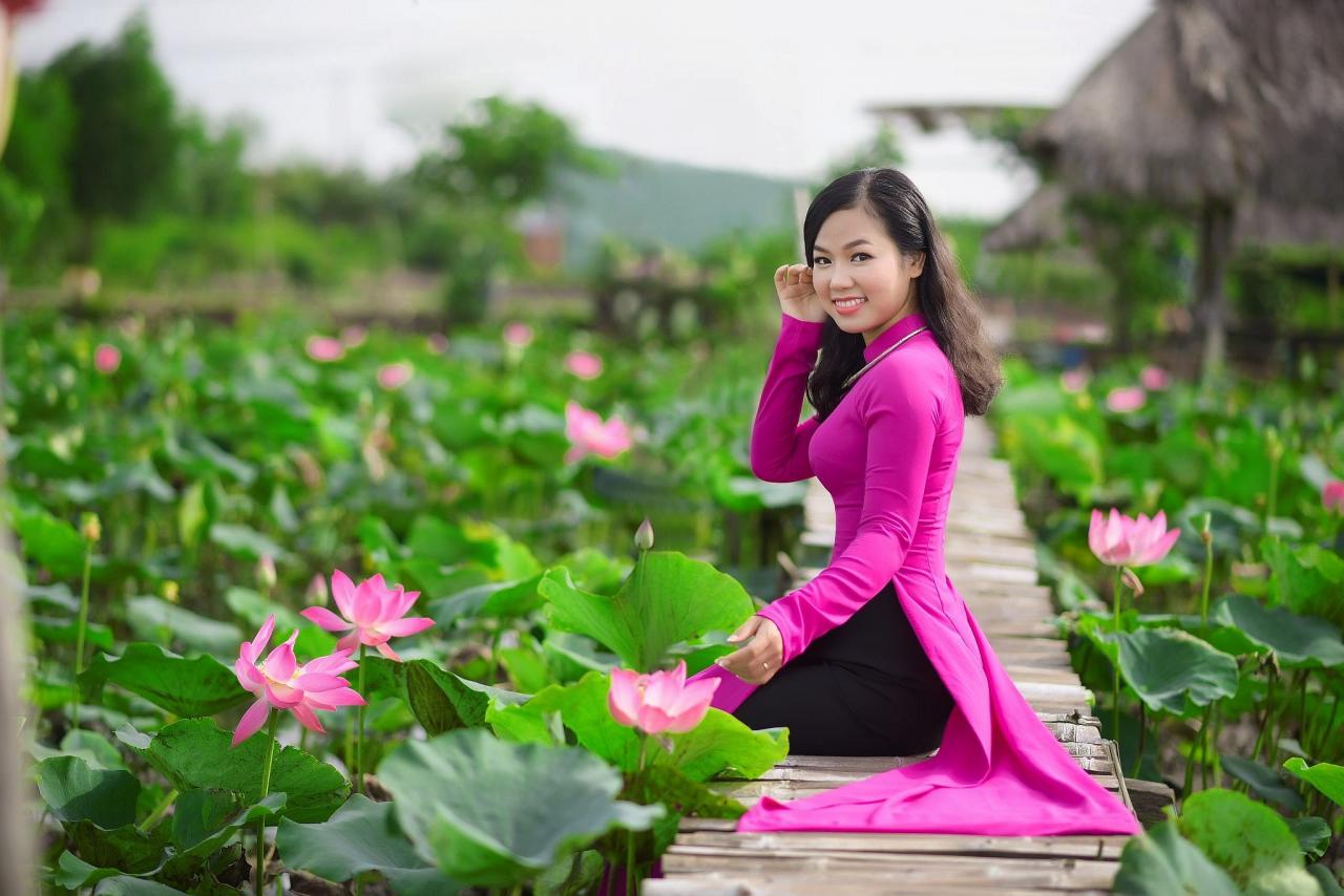 Tháng 7 chụp ảnh áo dài với hoa sen - MissAoDai