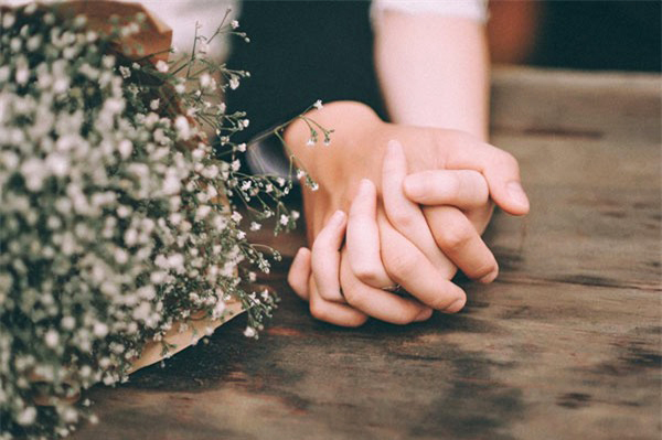 Hình ảnh nắm tay nhau lãng mạn và đẹp nhất cho cặp đôi