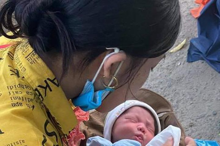 Em bé 9 ngày tuổi vượt ngàn cây số trên xe máy cùng cha mẹ về quê tránh  dịch - Báo Tiền Phong