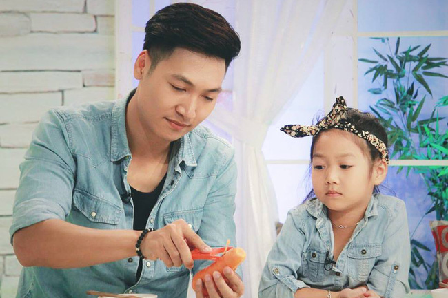 Nhìn những hình ảnh này, ai cũng phải công nhận Mạnh Trường là ông bố tuyệt  vời của showbiz Việt | VTV.VN