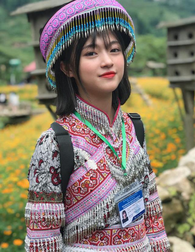 Nữ sinh mặc quần áo người dân tộc Mông gây xôn xao