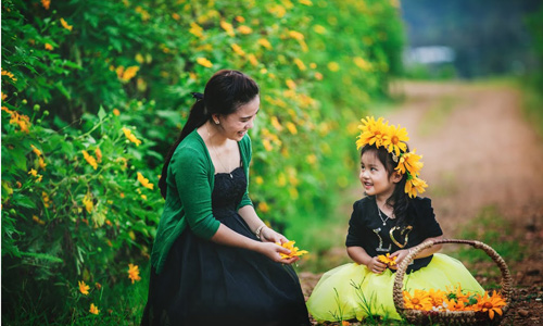 Đẹp ngẩn ngơ ảnh mẹ và con gái trên đồi hoa Dã Quỳ vàng rực | Thông Tin Đà  Lạt