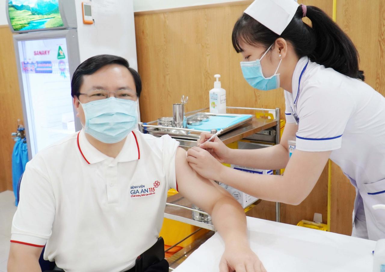 Nhân viên Bệnh viện Gia An 115 được tiêm vaccine Covid-19 | Gia An 115