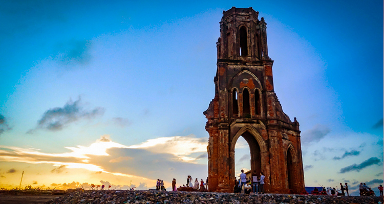 Bình minh trên giáo đường đổ nát - Nhà thờ đổ Hải Lý Nam Định