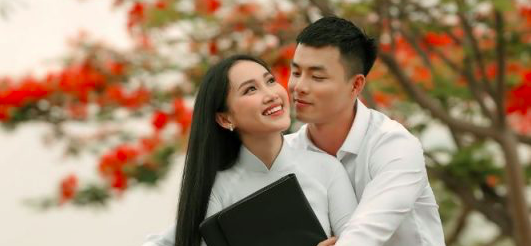 Diện áo dài của NTK Việt Hùng, Đoàn Hồng Trang đẹp tinh khôi trong mùa  Phượng nở – Wonderful Viet Nam