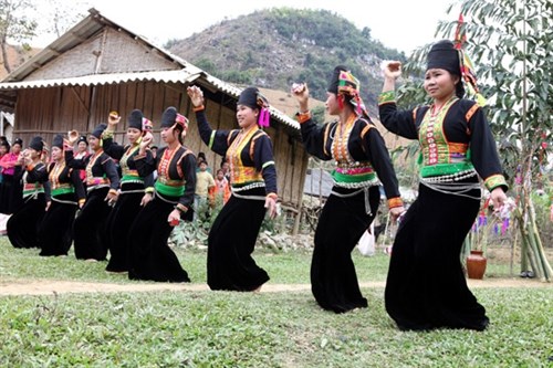 Độc đáo điệu múa Vêr guông của dân tộc Khơ Mú | Văn hóa | Báo ảnh Dân tộc  và Miền núi