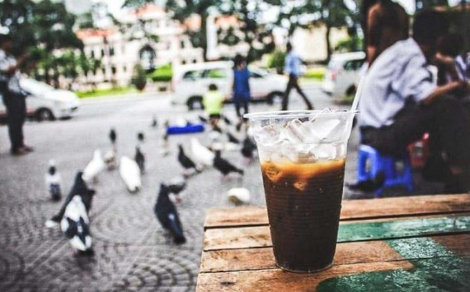 Cafe bệt Sài Gòn: Buổi sáng dễ thương giữa lòng phố hoa lệ